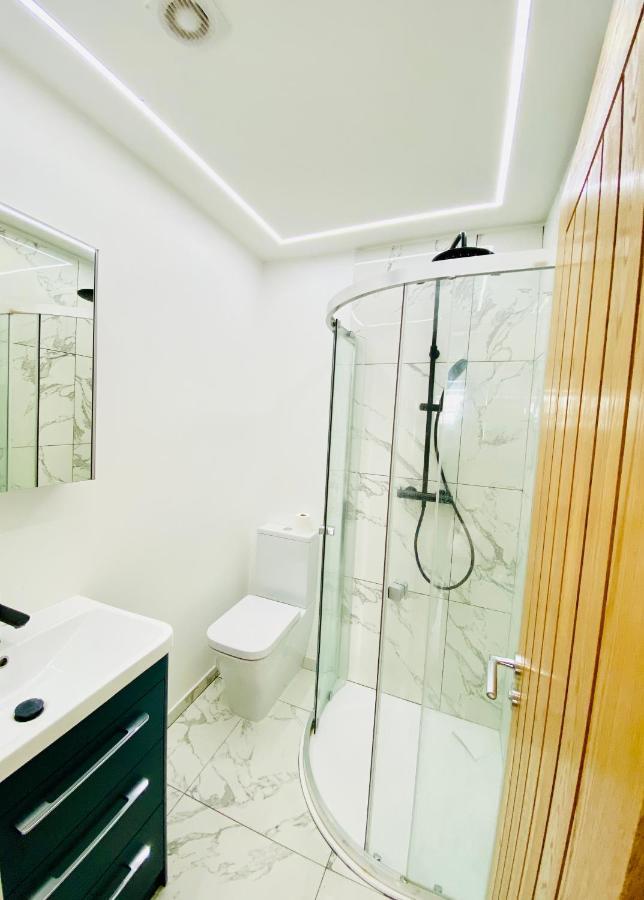 New Studio Flat Overlooking City Centre Kingston upon Thames  Extérieur photo